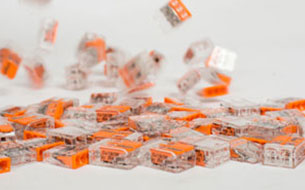 ���f�Ɍ����B����